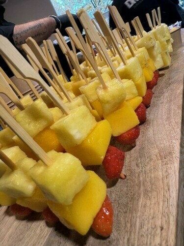 Brochettes 3 fruits : ananas mangue fraise